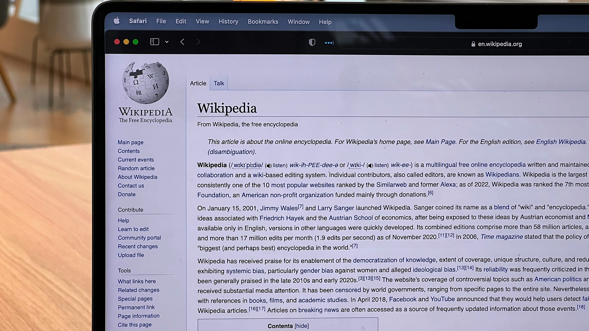Wikipedia Rafforza le Regole per Combattere gli Errori Generati dall’IA