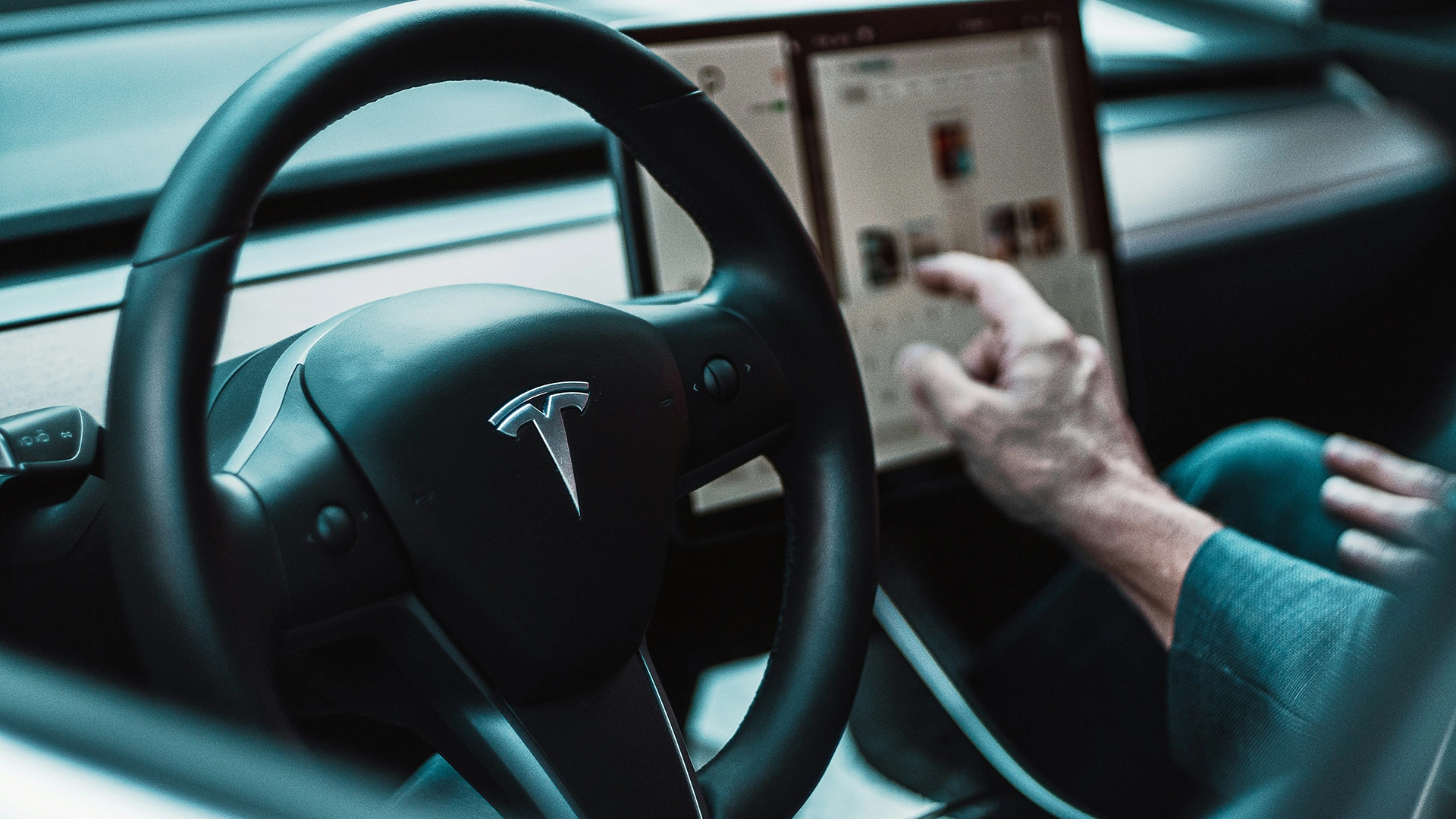 Tesla Colpita da un Verdetto di $243M Dopo che un Hacker Recupera i Dati dell&rsquo;Incidente