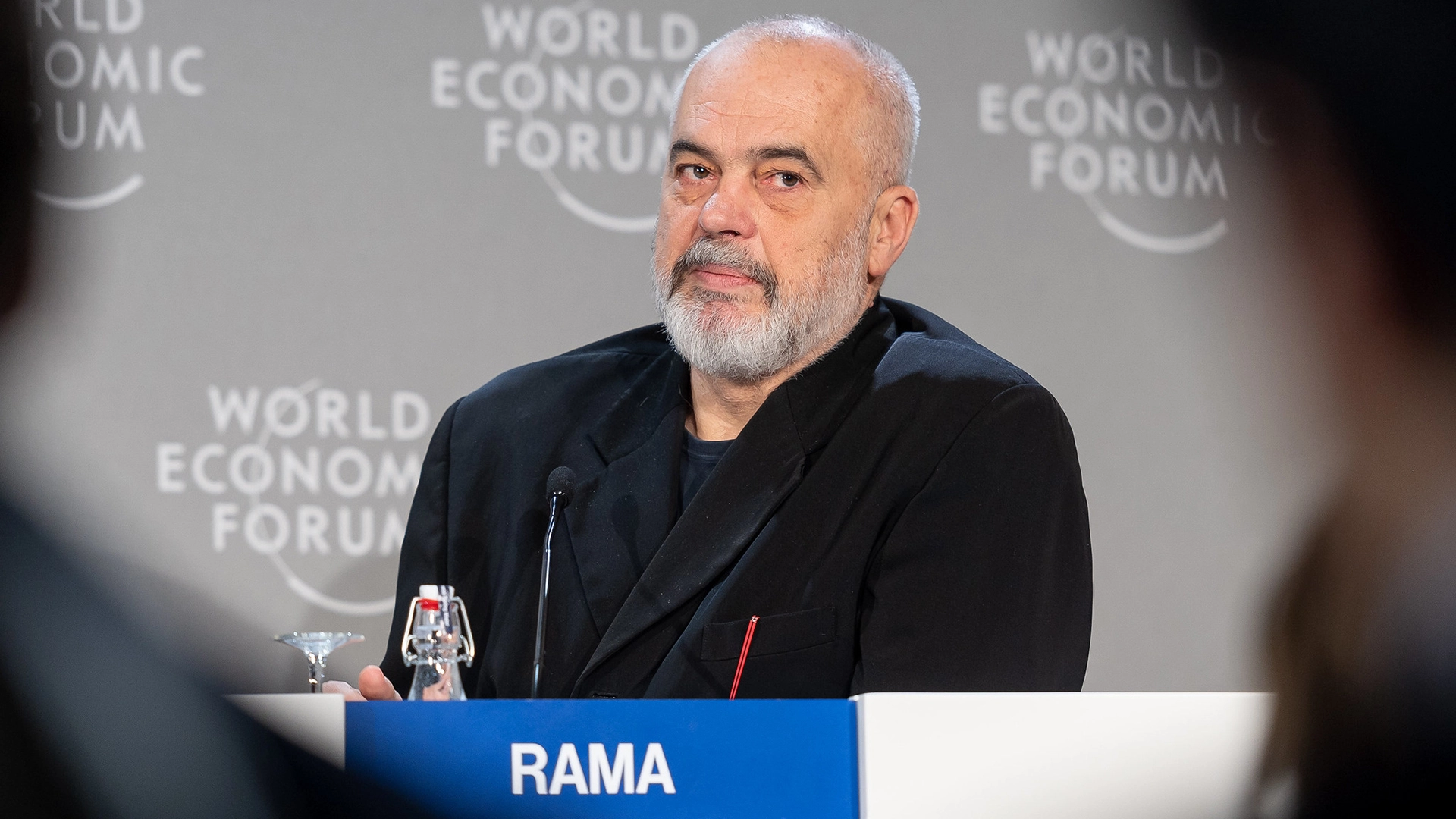 L&rsquo;Albania Nomina un Bot IA Come Ministro per Combattere la Corruzione